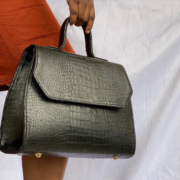 64C9D8A9-94F3-469B-B0F0-9E929B9816B7